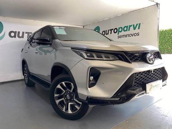TOYOTA HILUX SW4 2.8 D-4D TURBO DIESEL DIAMOND 7L 4X4 AUTOMÁTICO